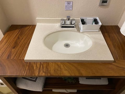 Comfort Room, 1 Double Bed | Bathroom | Shower, towels