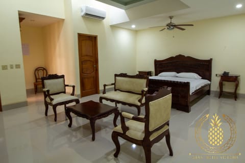 Superior Studio Suite, 1 King Bed, Garden View | Egyptian cotton sheets, premium bedding, down comforters, in-room safe
