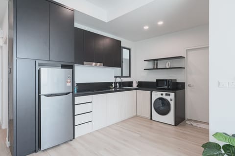 City Apartment, 2 Bedrooms, City View | Private kitchen | Fridge, microwave, stovetop, cookware/dishes/utensils