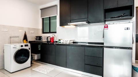 Basic Apartment, 2 Bedrooms, City View | Private kitchen | Fridge, microwave, stovetop, cookware/dishes/utensils