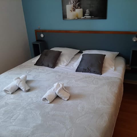 Desk, laptop workspace, free WiFi, bed sheets