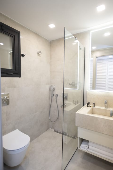 Standard Oda,Manzarasiz Zemin Kat | Bathroom | Free toiletries, hair dryer, slippers, towels
