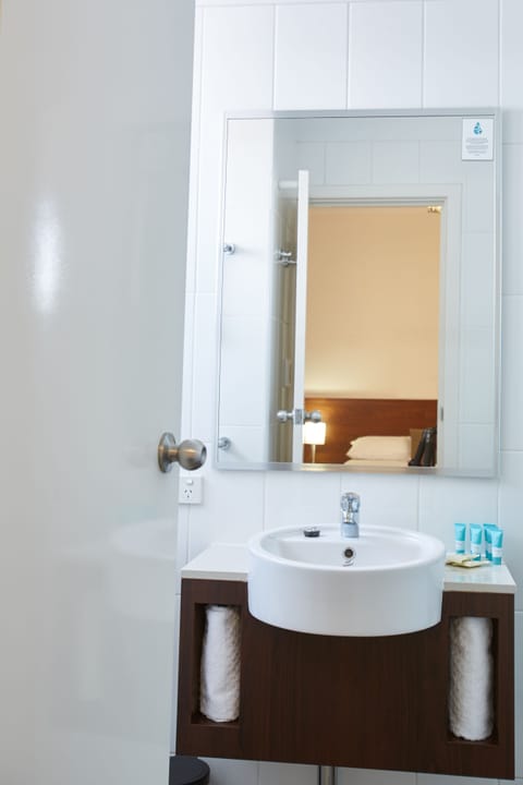 Standard Room | Bathroom | Combined shower/tub, free toiletries, towels