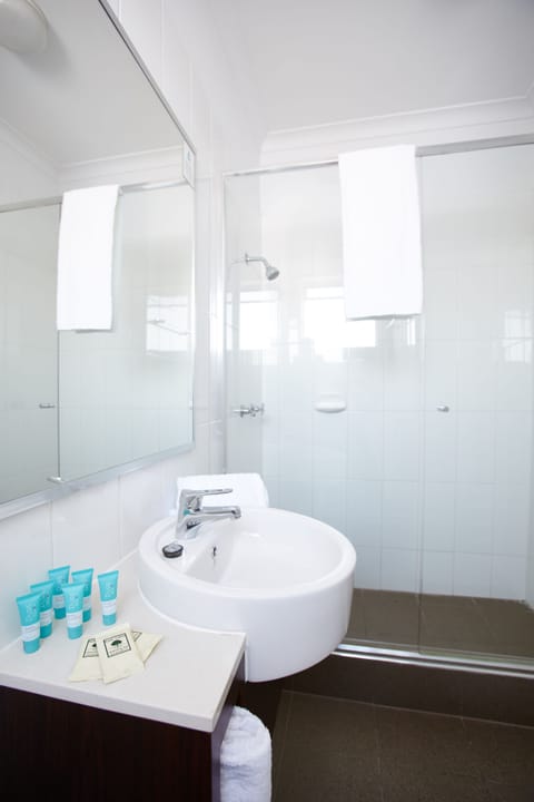 Standard Room | Bathroom | Combined shower/tub, free toiletries, towels