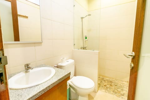 Deluxe Room | Bathroom | Shower, hydromassage showerhead, towels