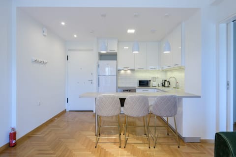 Deluxe Apartment | Private kitchen | Fridge, microwave, oven, stovetop