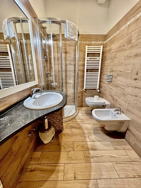 Classic Quadruple Room | Bathroom | Shower, hair dryer, towels, soap
