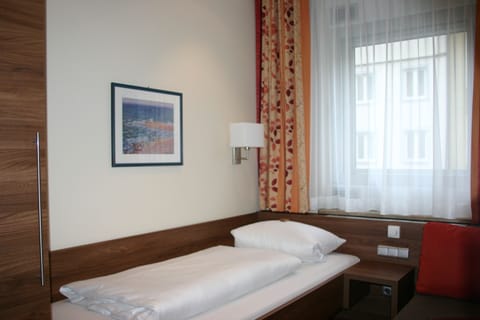 Single Room | In-room safe, individually decorated, desk, soundproofing