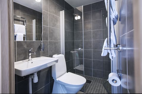 Single Room | Bathroom | Free toiletries, hair dryer, bathrobes, towels