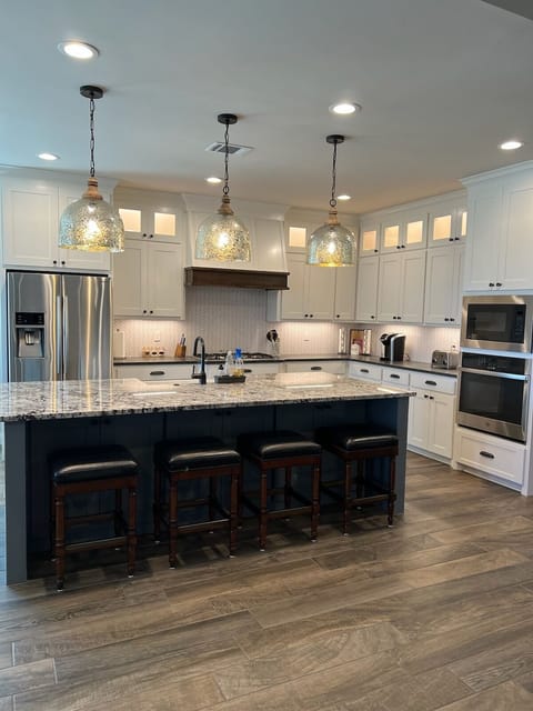 Full kitchen and breakfast counter