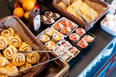 Daily buffet breakfast (CHF 17 per person)