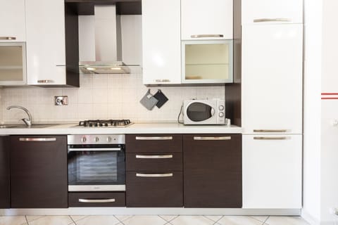 City Apartment | Private kitchen | Fridge, microwave, oven, stovetop
