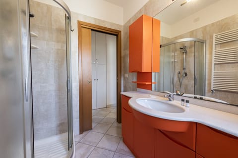 City Apartment | Bathroom | Free toiletries, hair dryer, bidet, towels