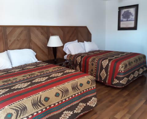 Double Queen, (DOG RECEPTIVE) Mtn. View | Iron/ironing board, free WiFi, bed sheets