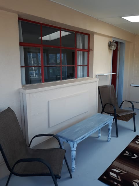 Elite Suite w Single Queen w/Sun Room & oversized chair (No Pets) Mtn. View | Terrace/patio
