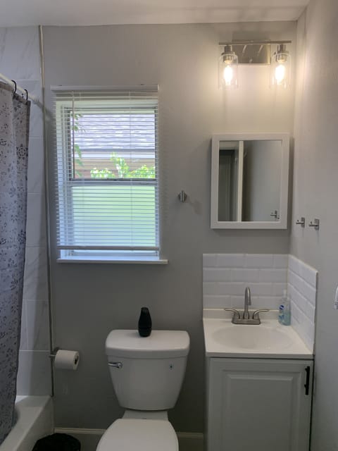 Basic Twin Room | Bathroom | Rainfall showerhead, free toiletries, hair dryer, towels