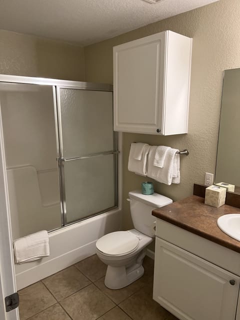 Family Apartment, 3 Bedrooms | Bathroom | Free toiletries, hair dryer, towels, soap