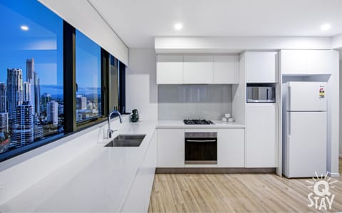 Standard Apartment, 3 Bedrooms | Private kitchen | Full-size fridge, microwave, oven, stovetop