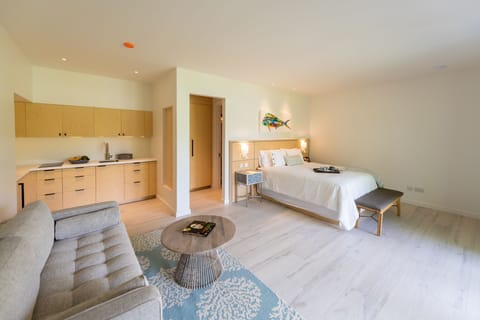 Design Studio Suite, 1 Queen Bed, Terrace, Ocean View | Egyptian cotton sheets, premium bedding, in-room safe