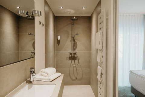 Business Double Room | Bathroom | Hair dryer, towels, soap, shampoo