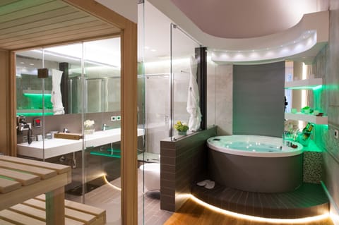 Deluxe Suite | Deep soaking bathtub