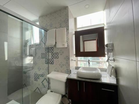 Business Single Room, Ensuite | Bathroom | Shower, rainfall showerhead, hair dryer, towels