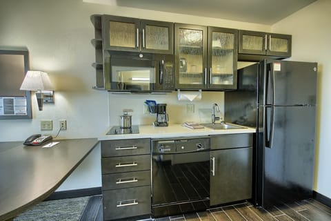 Full-size fridge, microwave, stovetop, dishwasher