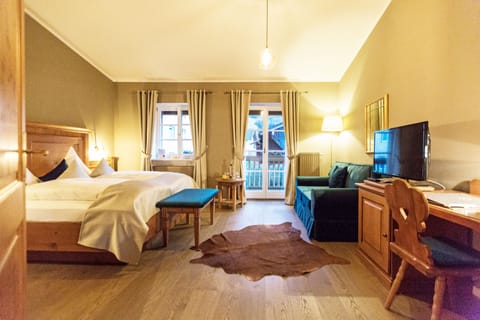 Deluxe Room | Hypo-allergenic bedding, individually decorated, individually furnished