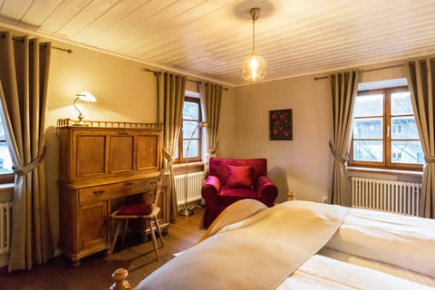 Deluxe Room | Hypo-allergenic bedding, individually decorated, individually furnished