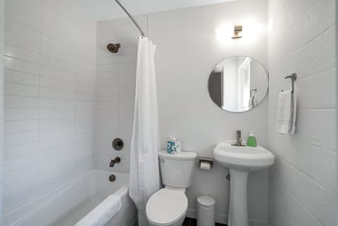 Junior Studio, 1 Queen Bed (0 Bedroom) | Bathroom | Combined shower/tub, hair dryer, towels