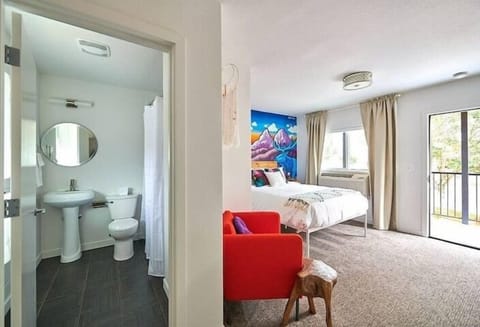 Classic Studio Suite, 1 Queen Bed (0 Bedroom) | Individually decorated, desk, iron/ironing board, bed sheets