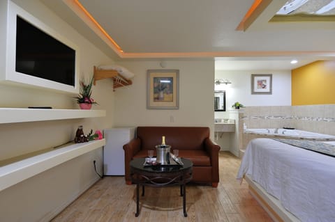 Honeymoon Suite, 1 King Bed | Living room | 32-inch flat-screen TV with satellite channels, TV