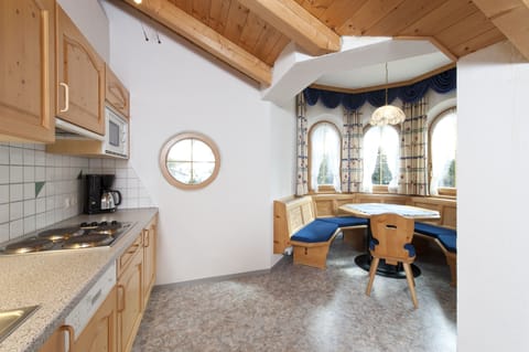 Comfort Apartment, 2 Bedrooms | In-room dining