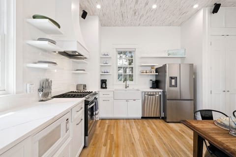 Chef's Kitchen - Equipped with Stainless Steel Appliances