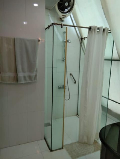 Deluxe Apartment | Bathroom | Bathtub, towels, soap, shampoo