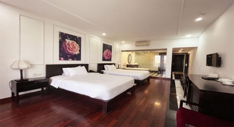 Deluxe Twin Room, River View with Balcony and Bathtub | Bathroom | Combined shower/tub, free toiletries, hair dryer, bathrobes