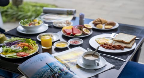 Daily self-serve breakfast (VND 300000 per person)