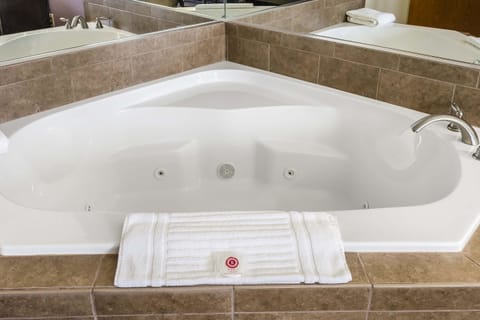 Efficiency, Suite, 1 King Bed, Non Smoking | Bathroom | Combined shower/tub, hair dryer, towels