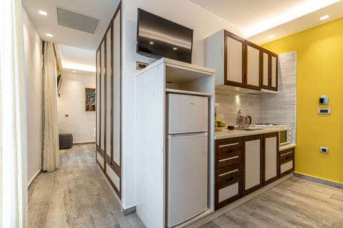 GOLD SUITE, JACUZZI, PARTIAL SEA AND CITY VIEW | Private kitchen | Full-size fridge, oven, stovetop, electric kettle