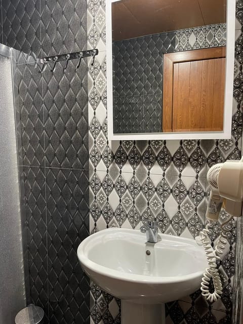 Basic Triple Room | Bathroom | Shower, rainfall showerhead, free toiletries, hair dryer