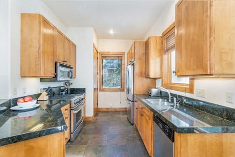 1.3-terraces-1301-telluride-vacation-rental-kitchen1