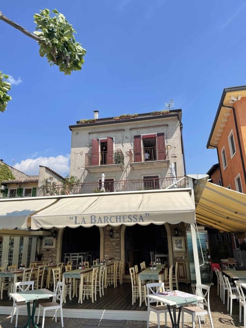 Facade/entrance,Balcony/Terrace