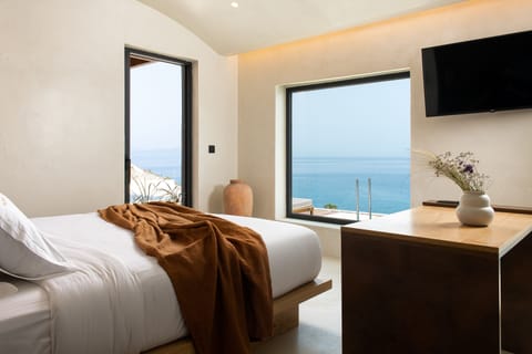 Suite Sea View with Private Pool | Minibar, in-room safe, desk, laptop workspace