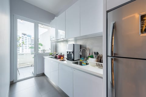 Deluxe Penthouse | Private kitchen | Fridge, microwave, stovetop, cookware/dishes/utensils