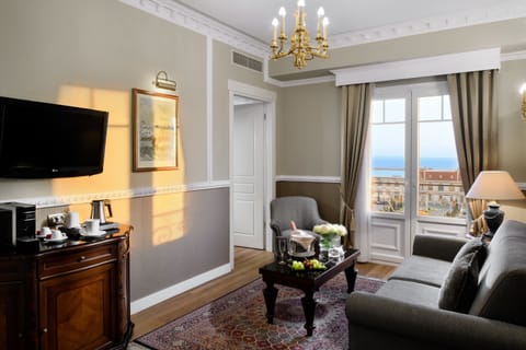 Sea View Premium Suite | Premium bedding, minibar, in-room safe, desk