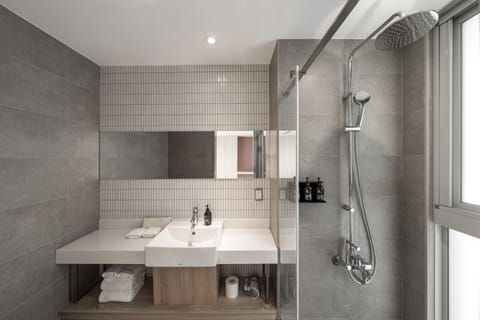 Superior Double Room | Bathroom shower