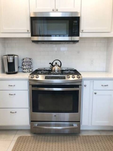 Beautiful gas range - brand new high-end appliances for your enjoyment