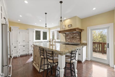 Island seats 5. Access to balcony/deck with gas BBQ just outside door.