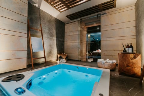 Indoor spa tub