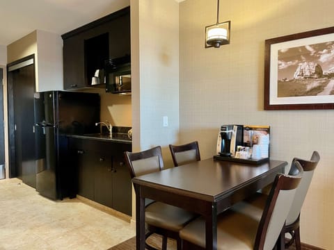 Suite, 1 King Bed, Non Smoking, Kitchenette | Private kitchen | Microwave, coffee/tea maker